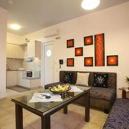 Aigli Apartmán Néa Ankhíalos